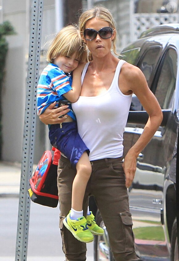 Exclusif - Denise Richards s'occupe des jumeaux de Charlie Sheen et Brooke Mueller à Los Angeles. Le 22 mai 2013
