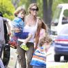 Exclusif - Denise Richards et sa fille Sam Sheen emmènent les jumeaux de Charlie Sheen et Brooke Mueller à leur école à Los Angeles. Le 22 mai 2013