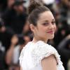 Marion Cotillard, habillée par Alexander McQueen, lors du photocall du film "The Immigrant" au Festival de Cannes le 24 mai 2013