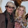 Amber Heard et Johnny Depp lors de la première de Rhum Express à Paris, au Plaza Athénée Hotel le 8 novembre 2011.