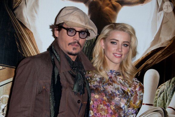 Amber Heard et Johnny Depp lors de la première de Rhum Express à Paris, au Plaza Athénée Hotel le 8 novembre 2011.