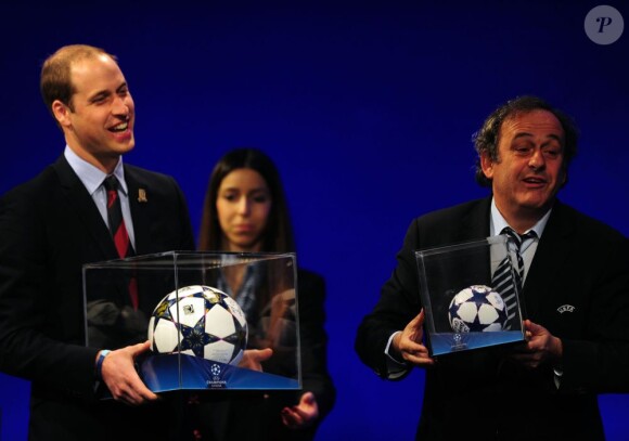 Le Prince William, duc de Cambridge, reçoit un ballon de foot dédicacé par 11 des plus grands joueurs européens, ainsi qu'un mini-ballon pour son futur enfant, de Michel Platini, lors du congrès de l'UEFA qui se tenait au Grosvenor House de Park Lane à Londres le 24 mai 2013