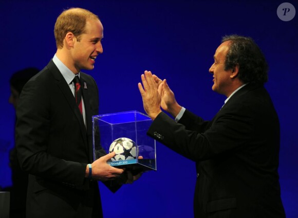 Le Prince William, duc de Cambridge, reçoit un mini-ballon de foot pour son futur enfant, de Michel Platini, lors du congrès de l'UEFA qui se tenait au Grosvenor House de Park Lane à Londres le 24 mai 2013