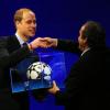 Le Prince William, duc de Cambridge, reçoit un ballon de foot dédicacé par 11 des plus grands joueurs européens, ainsi qu'un mini-ballon pour son futur enfant, de Michel Platini, lors du congrès de l'UEFA qui se tenait au Grosvenor House de Park Lane à Londres le 24 mai 2013