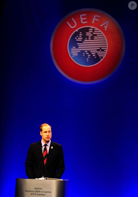 Le prince William lors de son discours officiel à l'occasion du congrès de l'UEFA qui se tenait au Grovesnor House de Park Lane à Londres le 24 mai 2013