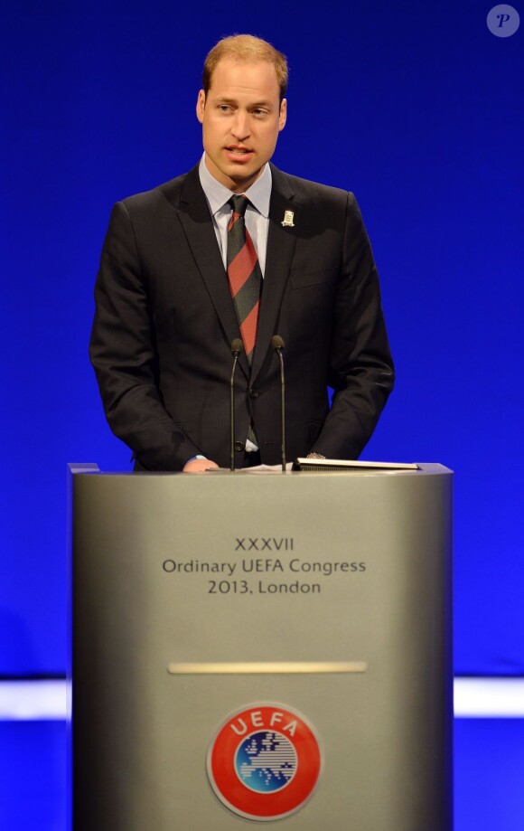 Le prince William très officiel lors du congrès de l'UEFA qui se tenait au Grovesnor House de Park Lane à Londres le 24 mai 2013