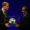 Le Prince William, duc de Cambridge, tout heureux de recevoir un ballon de foot dédicacé par 11 des plus grands joueurs européens de Michel Platini, lors du congrès de l'UEFA qui se tenait au Grosvenor House de Park Lane à Londres le 24 mai 2013