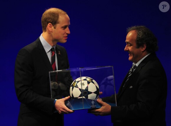 Le Prince William, duc de Cambridge, tout heureux de recevoir un ballon de foot dédicacé par 11 des plus grands joueurs européens de Michel Platini, lors du congrès de l'UEFA qui se tenait au Grosvenor House de Park Lane à Londres le 24 mai 2013