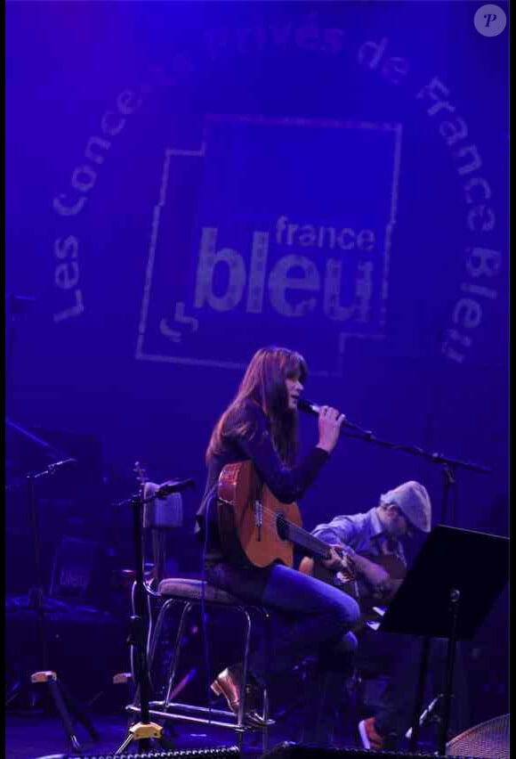 La chanteuse Carla Bruni a donné un concert exceptionnel pour la radio France Bleu, mercredi 23 mai 2013.