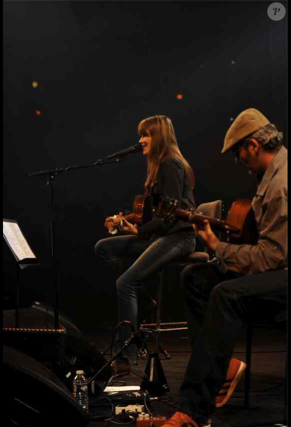 Carla Bruni a donné un concert exceptionnel pour la radio France Bleu, mercredi 23 mai 2013.
