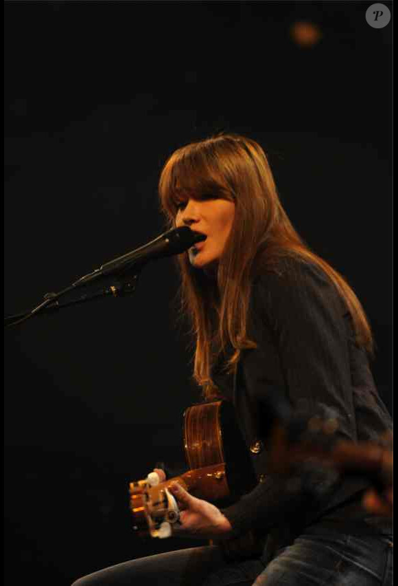 Carla Bruni a donné un concert exceptionnel pour la radio France Bleu, mercredi 23 mai 2013.