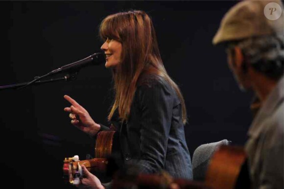 Carla Bruni a donné un concert exceptionnel pour la radio France Bleu, mercredi 23 mai 2013.