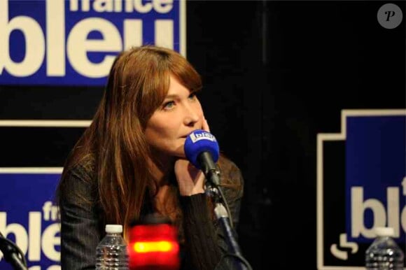 Carla Bruni a donné un concert exceptionnel pour la radio France Bleu, mercredi 23 mai 2013. La chanteuse a également répondu aux questions des journalistes.