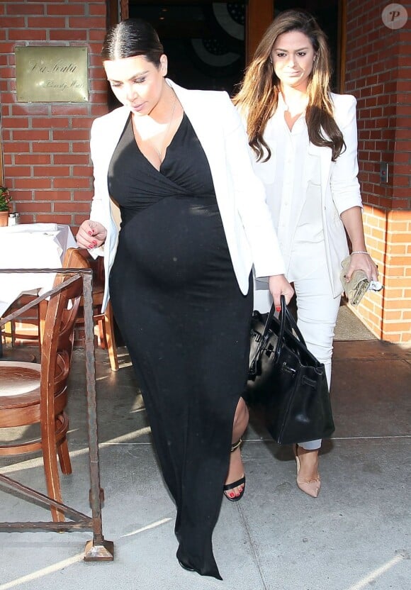 Kim Kardashian, enceinte, quitte le restaurant La Scala après y avoir déjeuné avec une amie. Beverly Hills, le 24 mai 2013.