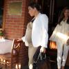 Kim Kardashian, enceinte, quitte le restaurant La Scala après y avoir déjeuné avec une amie. Beverly Hills, le 24 mai 2013.