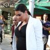 Kim Kardashian, enceinte et chic en noir et blanc, quitte le restaurant La Scala après y avoir déjeuné avec une amie. Beverly Hills, le 24 mai 2013.