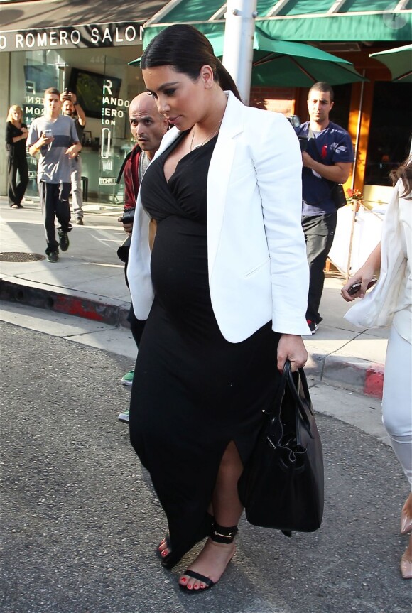 Kim Kardashian, enceinte et chic en noir et blanc, quitte le restaurant La Scala après y avoir déjeuné avec une amie. Beverly Hills, le 24 mai 2013.