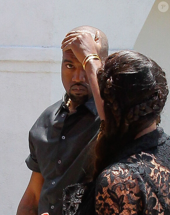Kanye West s'est pris un panneau de signalisation en pleine tête à Los Angeles, le 10 mai 2013.