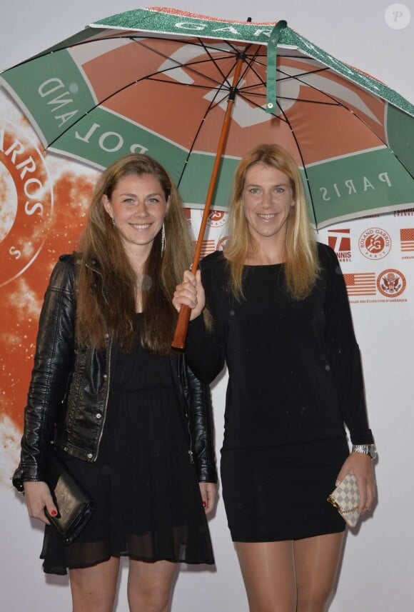 Zuzana Kucova et Lucie Safarova lors de la soirée des joueurs de Roland-Garros à la Résidence de l'Ambassadeur des Etats-Unis à Paris le 24 mai 2013