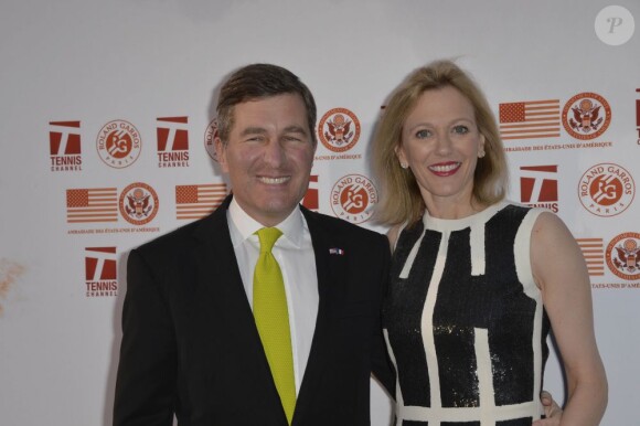 L'ambassadeur des Etats-Unis Charles Rivkin et son épouse Susan lors de la soirée des joueurs de Roland-Garros à la Résidence de l'Ambassadeur des Etats-Unis à Paris le 24 mai 2013