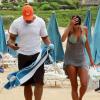 Michael Strahan et sa fiancée Nicole Murphy profitent d'un moment détente sur une plage à Hawaï. Le 24 mai 2013.