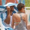 Michael Strahan et sa fiancée Nicole Murphy profitent d'un moment détente sur une plage à Hawaï. Le 24 mai 2013.
