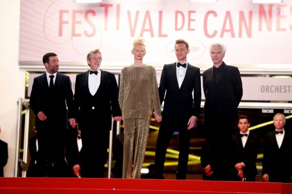 Slimane Dazi, John Hurt, Tilda Swinton, Tom Hiddleston et Jim Jarmusch lors de la montée des marches du film "Only Lovers left alive" lors du 66eme Festival du film de Cannes le 25 mai 2013