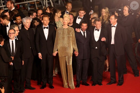 Jeremy Thomas, Jim Jarmusch, Tom Hiddleston, Tilda Swinton, Slimane Dazi et John Hurt lors de la montée des marches du film "Only Lovers left alive" lors du 66eme Festival du film de Cannes le 25 mai 2013
