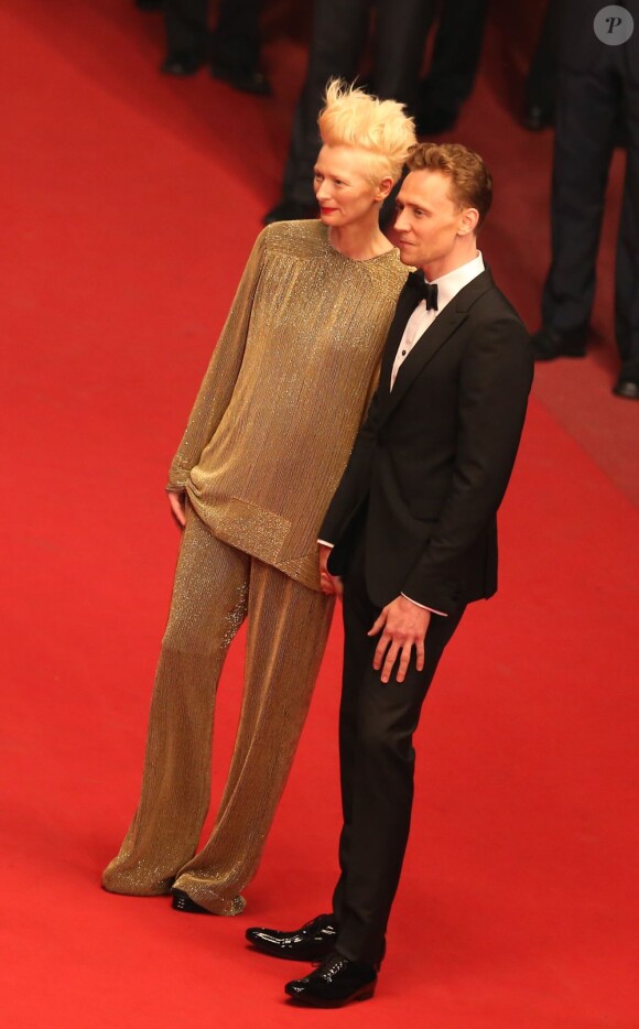 Tilda Swinton et Tom Hiddleston lors de la montée des marches du film "Only Lovers left alive" lors du 66eme Festival du film de Cannes le 25 mai 2013