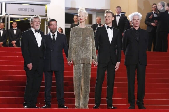 John Hurt, Slimane Dazi, Tilda Swinton, Tom Hiddleston et Jim Jarmusch lors de la montée des marches du film "Only Lovers left alive" lors du 66eme Festival du film de Cannes le 25 mai 2013