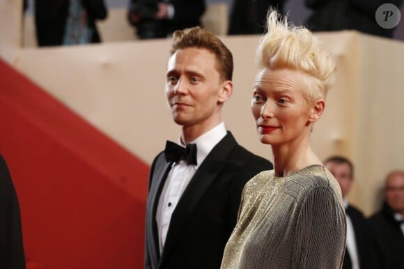 Tom Hiddleston et Tilda Swinton lors de la montée des marches du film "Only Lovers left alive" lors du 66eme Festival du film de Cannes le 25 mai 2013
