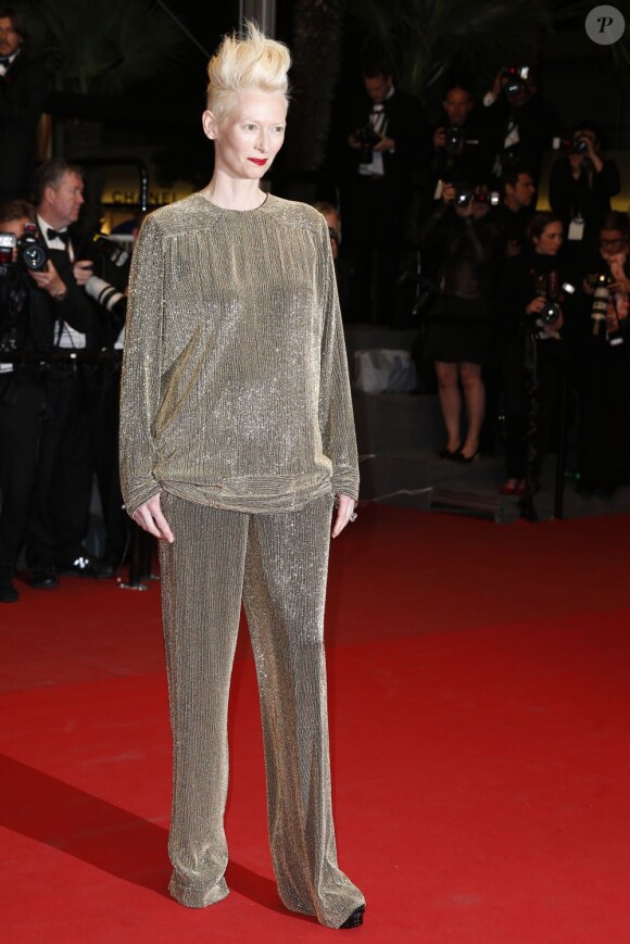 Tilda Swinton, habillée par Haider Ackermann, lors de la montée des marches du film "Only Lovers left alive" lors du 66eme Festival du film de Cannes le 25 mai 2013