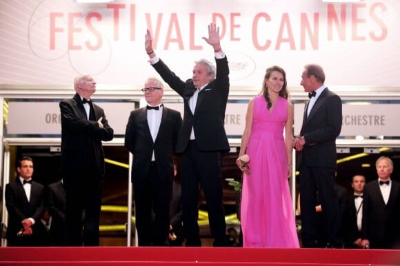 Alain Delon, lors de la montée des marches pour la présentation du film Plein soleil, en version restaurée, au Festival de Cannes le 25 mai 2013