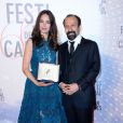 Bérénice Bejo posant avec son prix d'interprétation pour Le Passé et le réalisateur Asfghar Farhadi au Festival de Cannes le 26 mai 2013