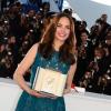 Bérénice Bejo posant avec son prix d'interprétation pour Le Passé au Festival de Cannes le 26 mai 2013