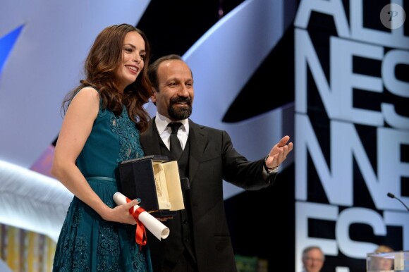 Bérénice Bejo avec le réalisateur Asghar Farhadi, recevant le prix d'interprétation pour Le Passé au Festival de Cannes le 26 mai 2013