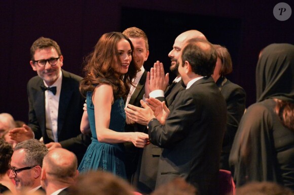 Bérénice Bejo recevant le prix d'interprétation pour Le Passé au Festival de Cannes le 26 mai 2013. A côté d'elle, son compagnon Michel Hazanavicius