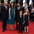 L'équipe du film Le Passé : les acteurs Ali Mosaffa, Elyes Aguis, Jeanne Jestin, le réalisateur Asghar Farhad, l'actrice Bérénice Bejo et le producteur Alexandre Mallet-Guy lors de la montée des marches de la cérémonie de clôture lors du Festival de Cannes le 26 mai 2013