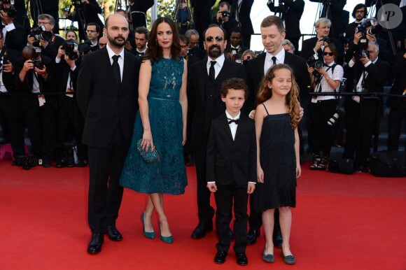 L'équipe du film Le Passé : les acteurs Ali Mosaffa, Elyes Aguis, Jeanne Jestin, le réalisateur Asghar Farhad, l'actrice Bérénice Bejo et le producteur Alexandre Mallet-Guy lors de la montée des marches de la cérémonie de clôture lors du Festival de Cannes le 26 mai 2013