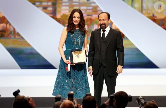 Bérénice Bejo recevant le prix d'interprétation pour Le Passé au Festival de Cannes le 26 mai 2013. Elle pose aux côtés du réalisateur du film, Asghar Farhadi