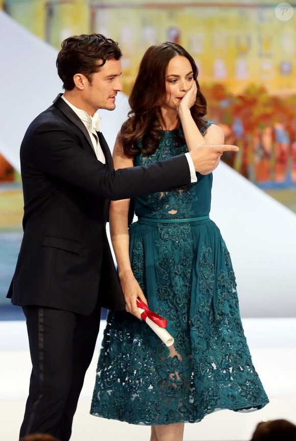 Orlando Bloom remet à Bérénice Bejo le prix d'interprétation pour Le Passé au Festival de Cannes le 26 mai 2013.