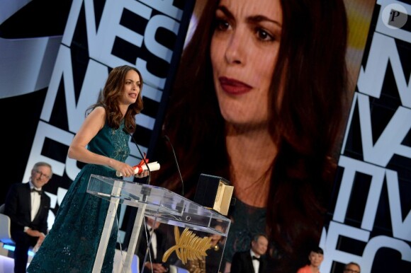 Surprise et émue, Bérénice Bejo reçoit son prix d'interprétation pour Le Passé au Festival de Cannes le 26 mai 2013