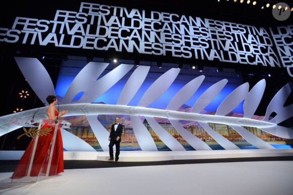 Audrey Tautou accueille le président du jury Steven Spielberg lors de la clôture du Festival de Cannes le 26 mai 2013