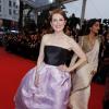 Julianne Moore en robe Dior lors de la montée des marches du Festival de Cannes. Le 15 mai 2013. Si la robe de la star était superbe malheureusement, côté chaussures, elle a vécu une petite mésaventure.