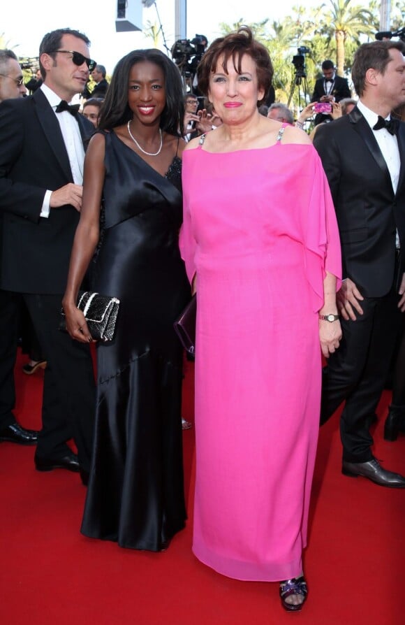 Roselyne Bachelot lors de la montée des marches du Festival de Cannes. Le 25 mai 2013. L'ex-femme politique et animatrice a décidé elle aussi d'en mettre plein la vue avec une robe flashy.