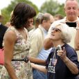Michelle Obama au cimetière d'Arlington afin de rendre hommage aux soldats américains lors du "Jour du souvenir" de toutes les guerres menées par les États-Unis. La First Lady prend le temps de discuter avec des familles de soldat. Lundi 27 mai 2013 à Washington.