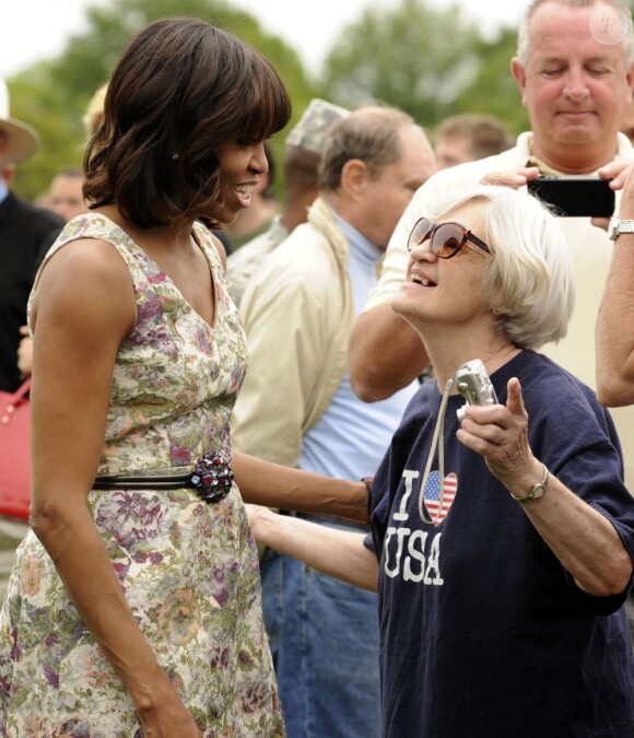 Michelle Obama au cimetière d'Arlington afin de rendre hommage aux soldats américains lors du "Jour du souvenir" de toutes les guerres menées par les États-Unis. La First Lady prend le temps de discuter avec des familles de soldat. Lundi 27 mai 2013 à Washington.