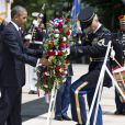 Le président des États-Unis Barack Obama dépose une couronne de fleurs afin de rendre hommage aux soldats américains lors du "Jour du souvenir" de toutes les guerres menées par les États-Unis. Lundi 27 mai 2013 à Washington.
