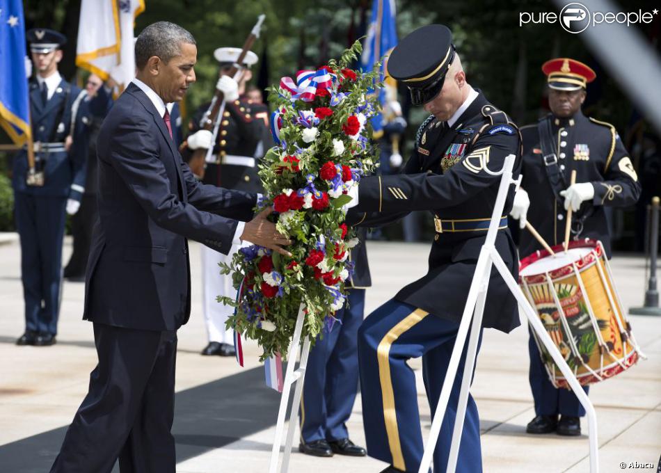 Le président des États-Unis Barack Obama dépose une couronne de fleurs afin de rendre hommage aux soldats américains lors du &quot;Jour du souvenir&quot; de toutes les guerres menées par les États-Unis. Lundi 27 mai 2013 à Washington.