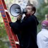 Andrew Garfield donne ses consignes sur le tournage de The Amazing Spider-Man 2 à New York City, le 27 mai 2013.